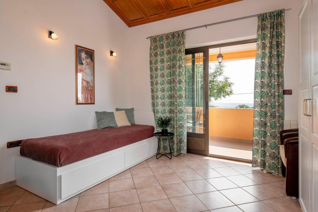 Villa Margerita With Private Pool, Yard And Parking Kaštelir Exteriör bild