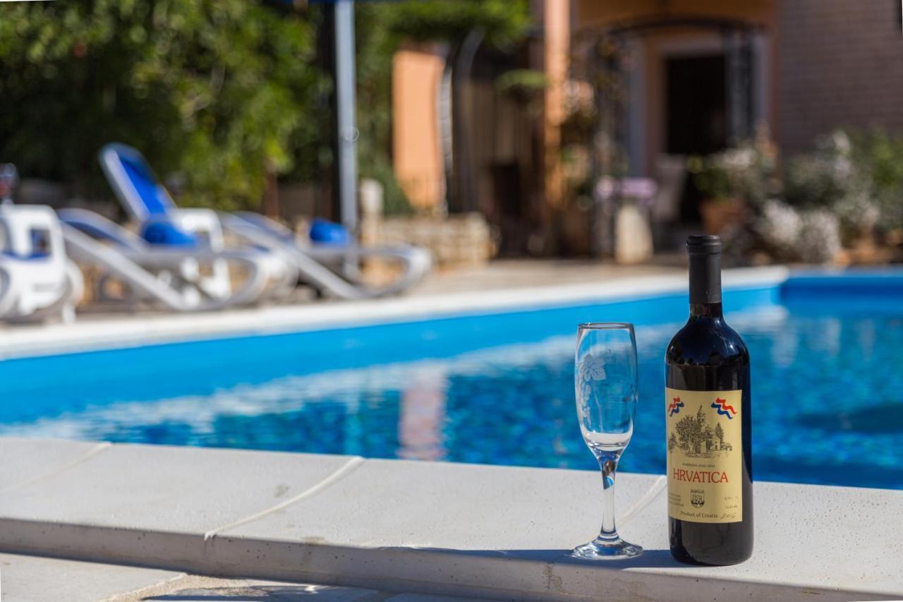 Villa Margerita With Private Pool, Yard And Parking Kaštelir Exteriör bild
